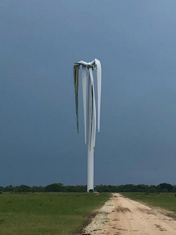 Ветряная мельница в Техасе, повреждённая торнадо