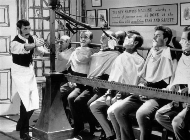 Английский комик Эрик Сайкс разработал «станок для массового бритья», который одновременно может брить 12 мужчин