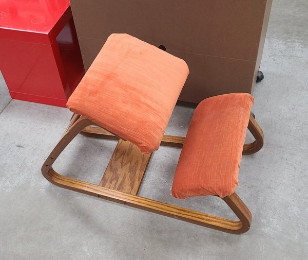 Модный, но непонятный стул из 1980-х: надо сесть на левую часть, а ноги ставить на правую