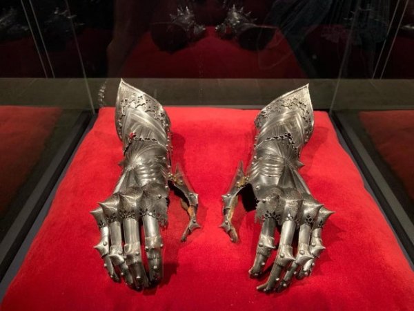 Бронированные перчатки, принадлежавшие императору Римской Империи, Метрополитен-музей