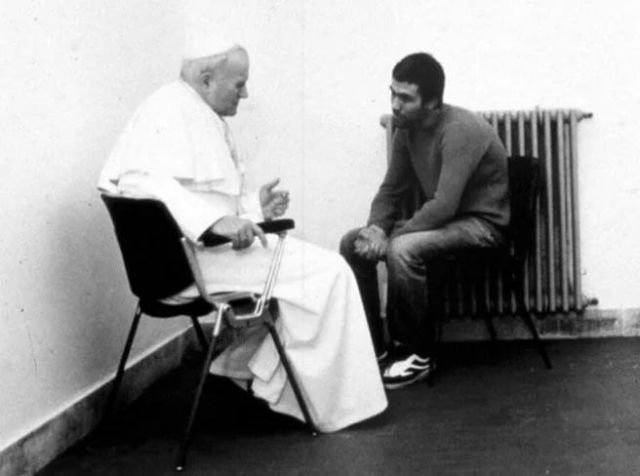 Римский папа Иоанн Павел II беседует со стрелявшим в него турецким террористом Мехметом Али Агджа, 1983 год.