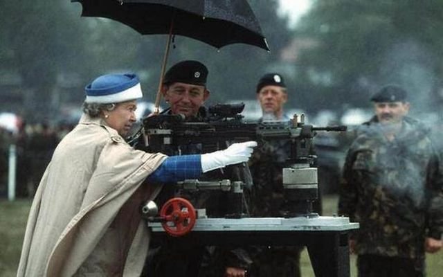 Kopoлева Елизавета II брутально стреляет из британского автомата Л85, 1993 год.