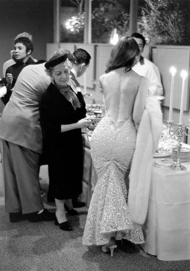 Пожилая женщина рассматривает актрису Викки Дуган, Лос — Анджелес, США, 1957 год.