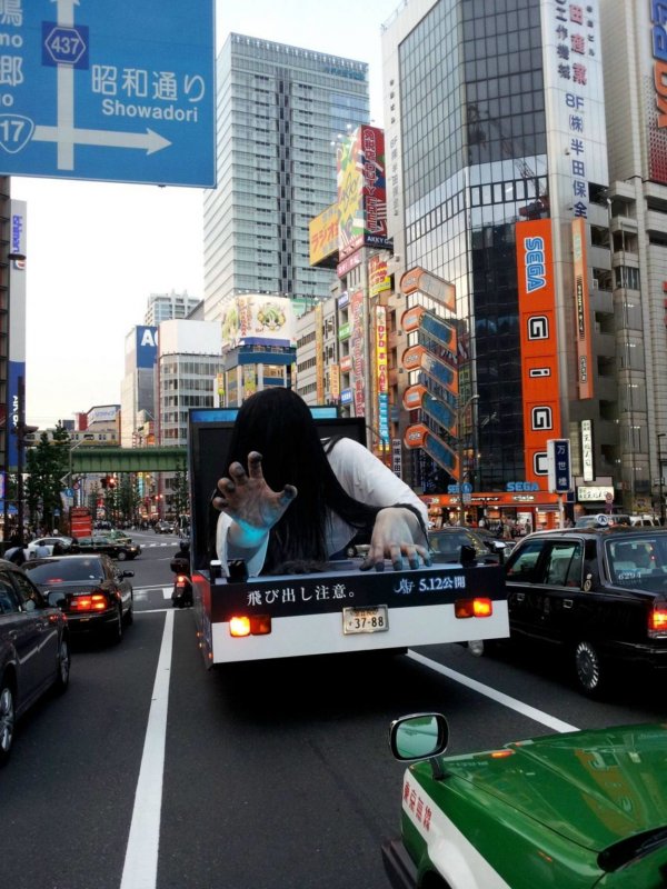 В Японии распространена креативная реклама на автомобилях