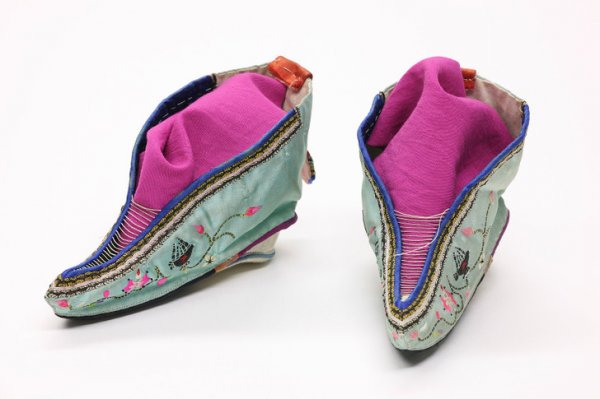 Китайские туфли для забинтованных ног, 1911 год. Представительницы ханьской народности бинтовали стопы, чтобы остановить их рост. Нога идеального размера была не больше 8 см