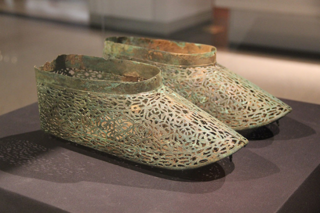Обувь из позолоченной бронзы периода Троецарствия, Корея