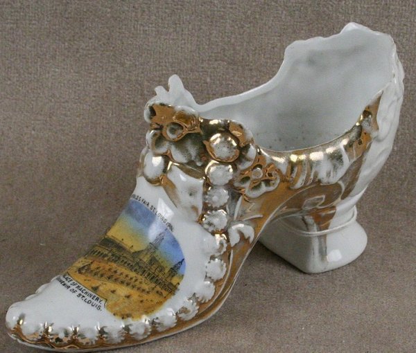 Эти керамические туфли с позолотой были специально сделаны для Всемирной выставки 1904 года
