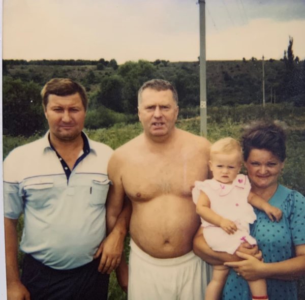 Снимок сделан на полароид летом 1997 года, на котором я, мамуля, папуля и В. В. Жириновский