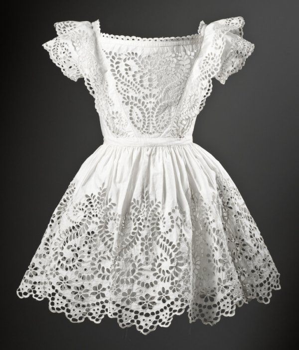 С XVI до XX века европейские мальчики до 8 лет надевали платья. Вышитое платье для мальчика, предположительно Англия, около 1855 года