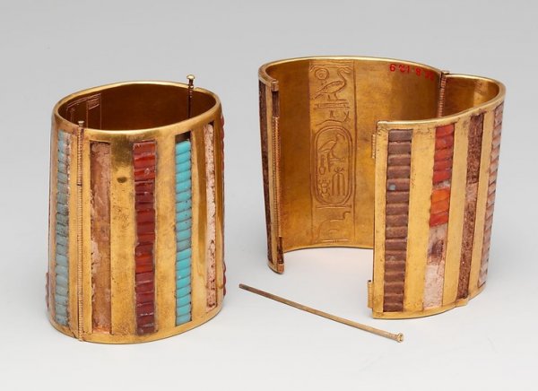 Такие украшения с именем фараона египтянки носили на плече или запястье. Золотые браслеты со стеклом и сердоликом, Древний Египет, около 1479–1425 гг. до н. э.