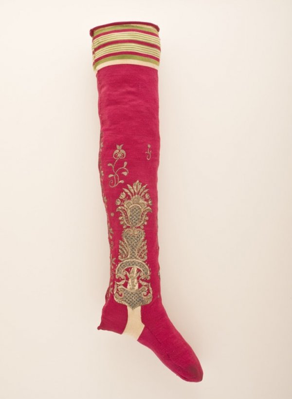 В XVII веке шелковые чулки служили дорогим подарком, их носили и мужчины, и женщины. Чулки с вышивкой, Европа, 1700–1725 гг.