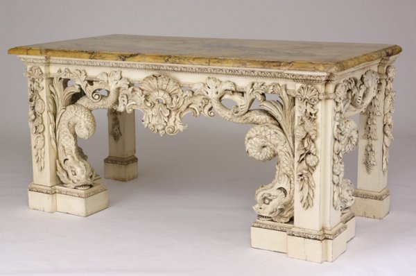 Да и мебель XVIII века была богато украшена, под стать нарядам. Резной деревянный стол с мраморной столешницей, Англия, XVIII век