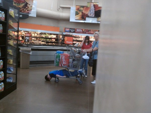 Этот ребёнок явно не настроен продолжать шоппинг дальше