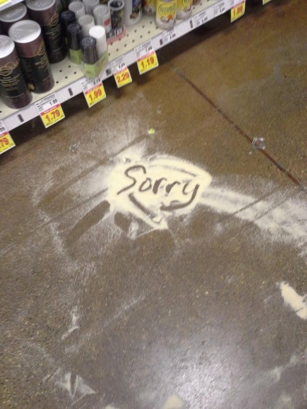 Кто-то из покупателей рассыпал сахар и написал «прости»