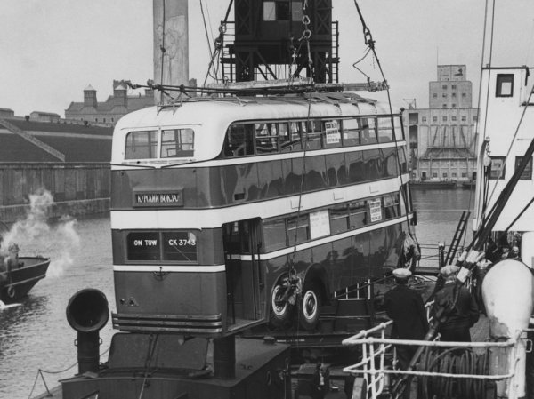 Погрузка 2–этажного троллейбуса AEC 664T — для СССР, 1937, Лондон