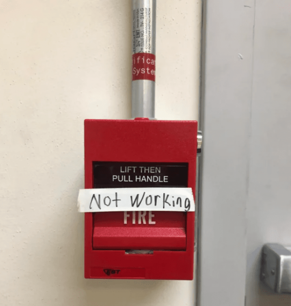 В случае пожара нажмите на кнопку с запиской «Не работает»