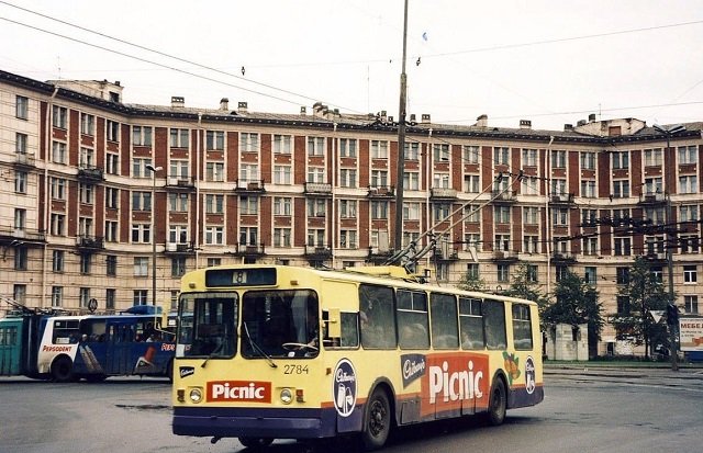 Троллейбус с рекламой шоколадного батончика Picnic. Санкт-Петербург, 1997 год.