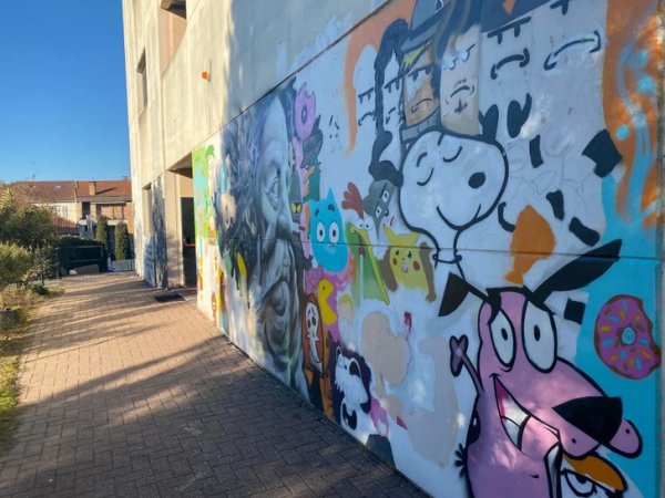 «Симпатичное граффити на стене итальянской школы, в которой я преподаю»