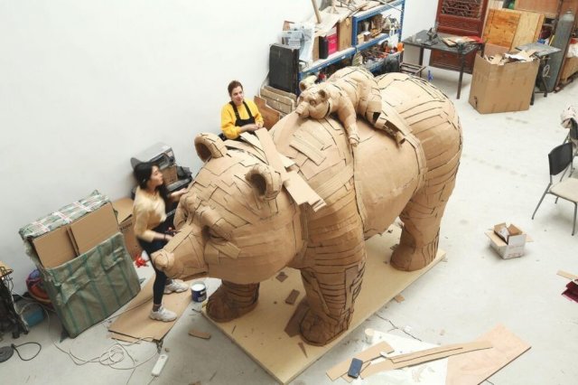Художница создает большие и красивые скульптуры из обычного картона