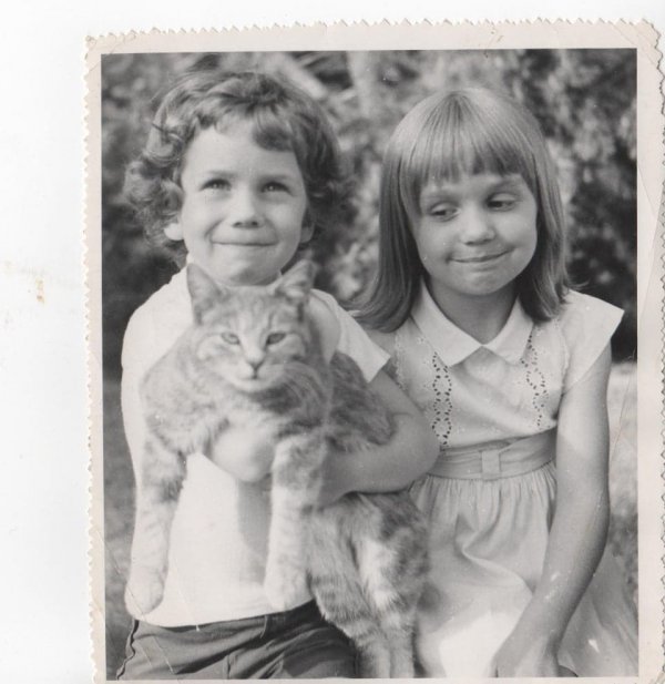 Середина 1970-х. Мы с сестрой и нашим котом Тиггером