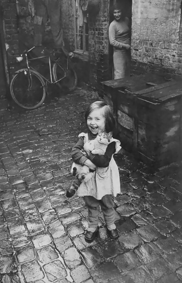 Счастливая французская девочка и её кот, 1959 год
