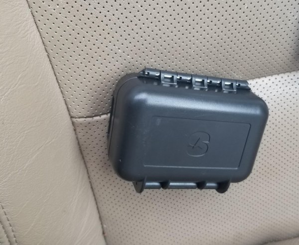 «Нашел это под пассажирским сиденьем в моей машине. С обратной стороны есть магниты. Кто-то положил в мою машину GPS-трекер?»