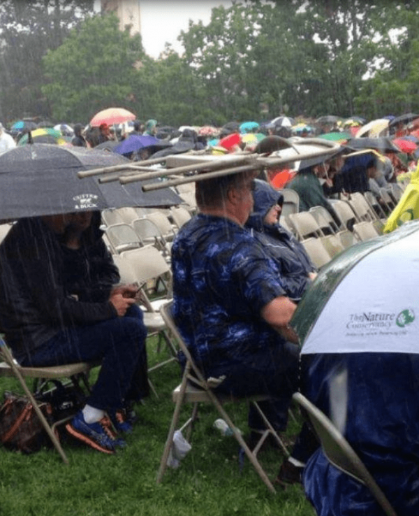 Зонт, газета или пакет — всё это слишком скучные средства от дождя