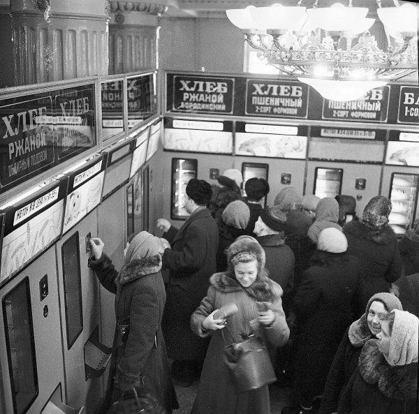 Хлебный магазин самообслуживания в г. Горьком. СССР, 14 февраля 1969 года.