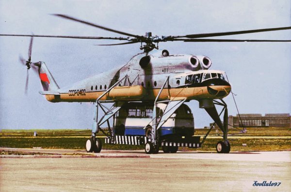 Прототип вертолета Ми–10 с загруженным на него городским автобусом ЛАЗ, СССР, 1961 год