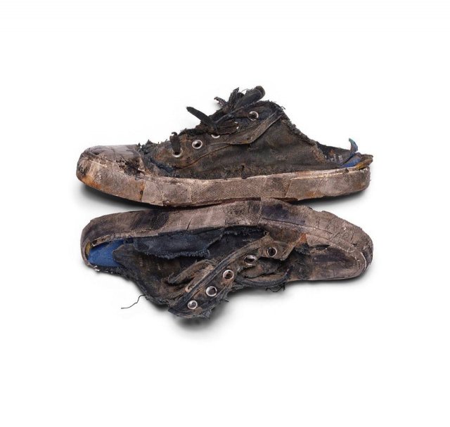 Balenciaga продает "рваные кроссовки" за 1850 долларов (10 фото + видео) » Триникси