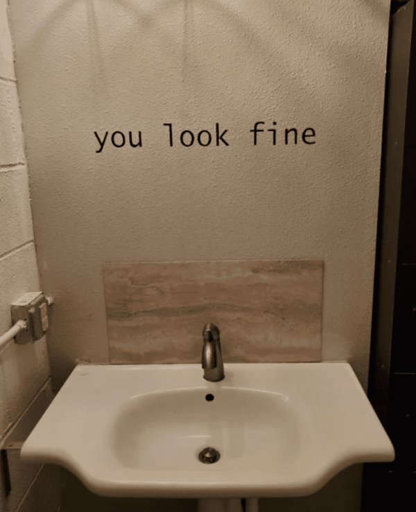Надпись «Ты хорошо выглядишь» — ещё одна альтернатива зеркалу