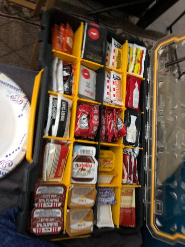 У моего папы есть специальный ящик для хранения соусов
