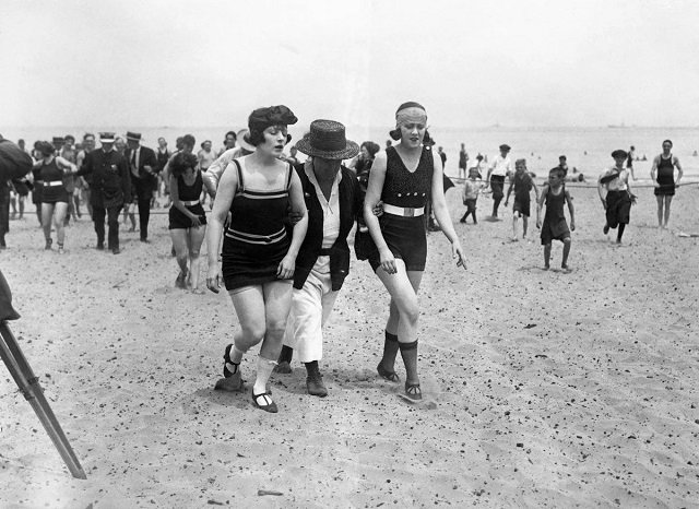 Женщина–полисмен выводит двух девушек с пляжа из–за длины купальников, 1922 год, США