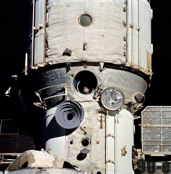 Космонавт Валерий Поляков выглядывает из иллюминатора орбитальной станции «Мир», Россия, 1994 год.