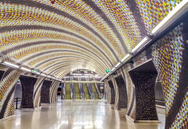 Станция метро в Будапеште. Похожим образом в фильмах любят изображать космические туннели и порталы