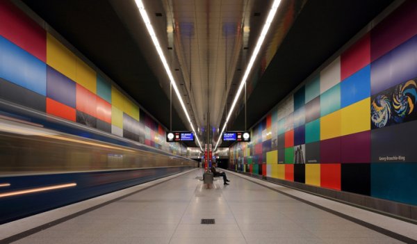 Станция метро в Мюнхене — лаконично, но очень красочно