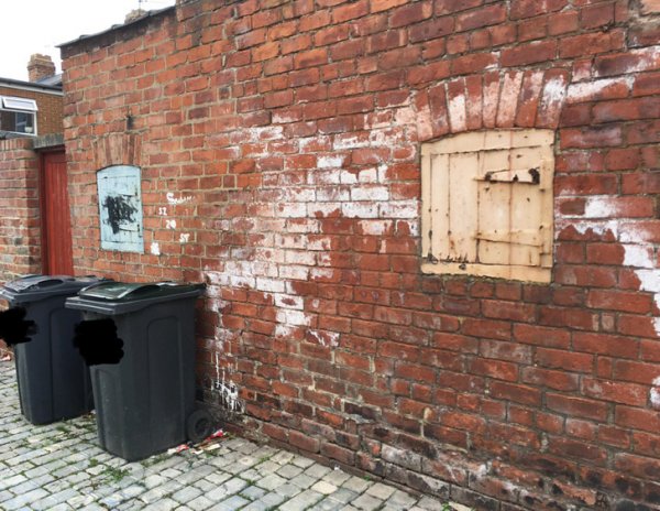 Что это за маленькие оконные двери в глухом переулке в Северо-Восточной Англии? В каждом доме есть такие, но они явно старые и не используются