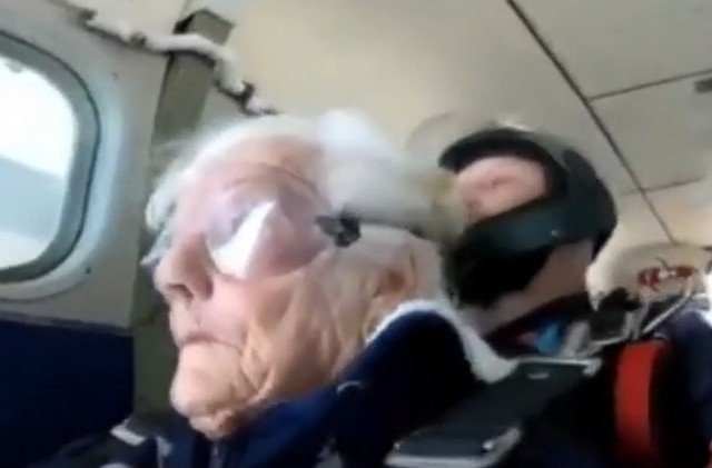 100-летняя женщина, всю жизнь проработавшая медсестрой, на юбилей прыгнула с парашютом