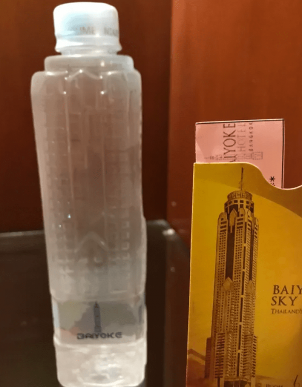 Воду в отеле Бангкока приносят в бутылках, напоминающих сам отель