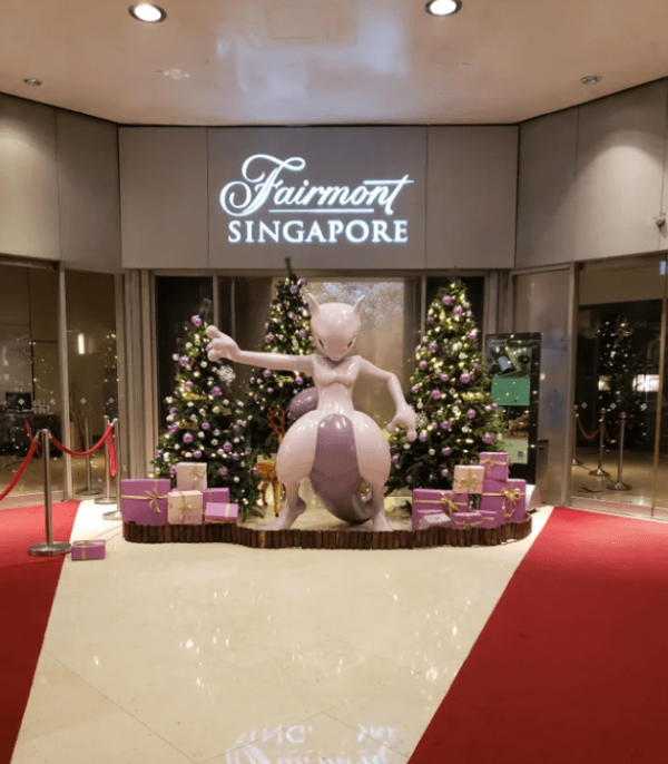 Рождество в сингапурском отеле: покемон Мьюту вместо Санты!