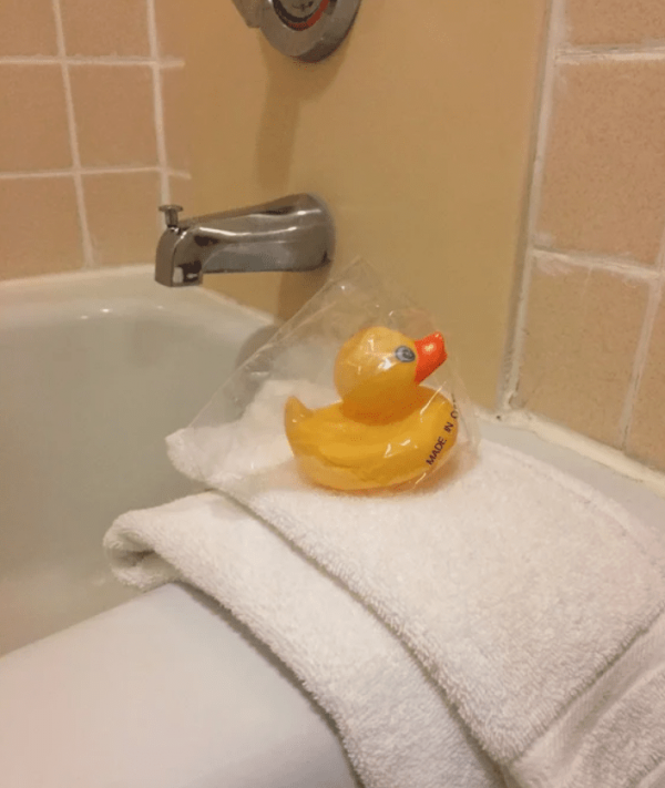 В ванной вас ждёт резиновая уточка, чтобы было не скучно купаться