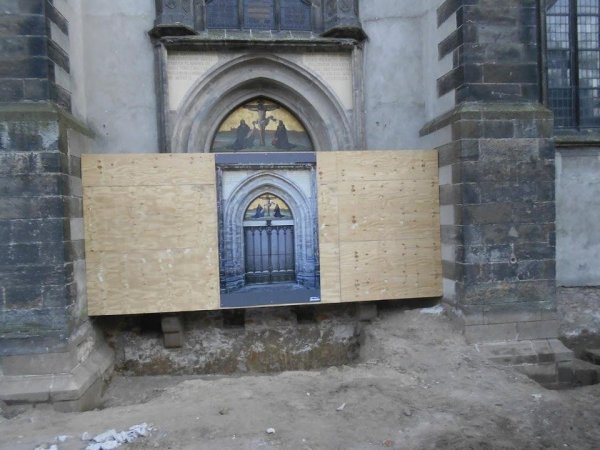 Дверь, на которую Мартин Лютер вывесил свои 95 тезисов, тоже была на реставрации