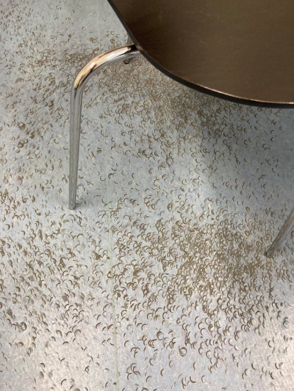 Отпечатки ножек стула на полу