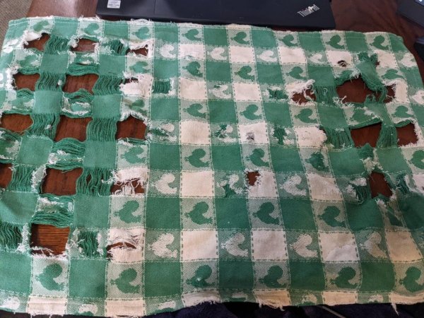 Белые квадраты на старом кухонном полотенце изнашиваются быстрее, чем зелёные