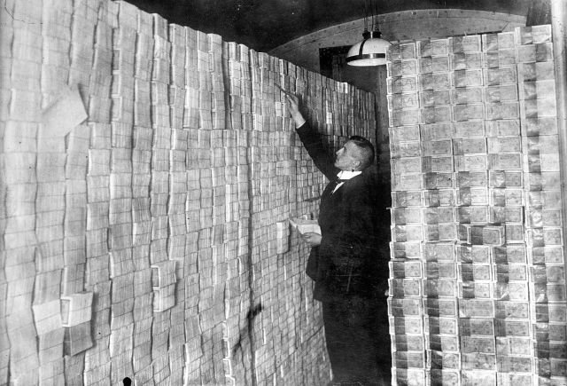 Гиперинфляция в Германии в 1923 году является одним из рекордных примеров инфляции. Она составляла 3,25 млн.% в месяц (то есть цены удваивались каждые 49 часов).