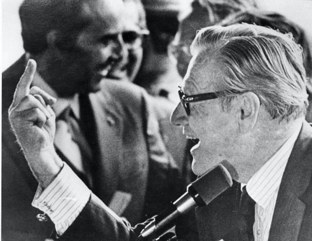 Вице-президент США Нельсон Олдрич Рокфеллер показывает средний палец толпе хиппи во время одной из публичных речей, Нью-Йорк, США, 16 сентября 1976 года.
