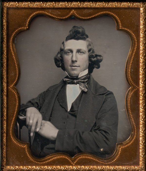 Это молодой человек с завитыми волосами из 1850-х годов