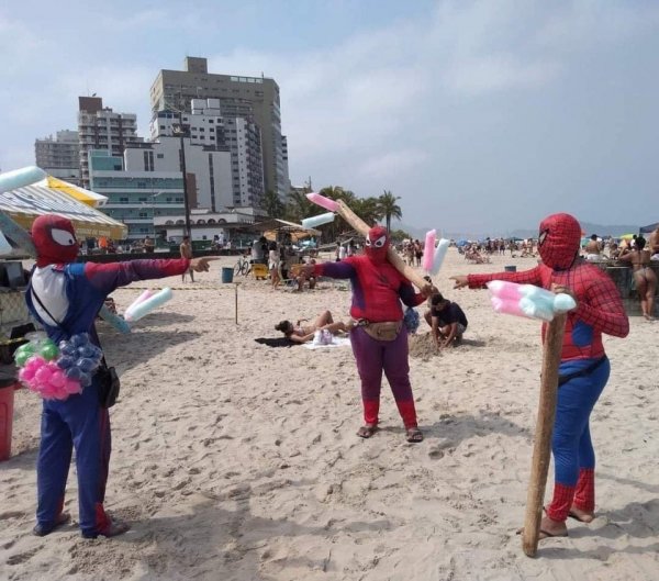 Продавцы сладкой ваты встретились на одном из бразильских пляжей