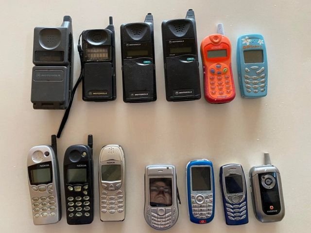 Мама прислала мне это фото нашего семейного музея мобильных телефонов