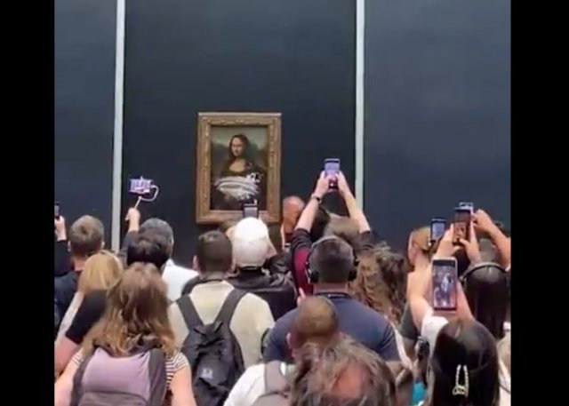 В Лувре парень, переодетый в бабулю, закидал &quot;Мона Лизу&quot; тортом и розами - все &quot;ради Земли&quot;